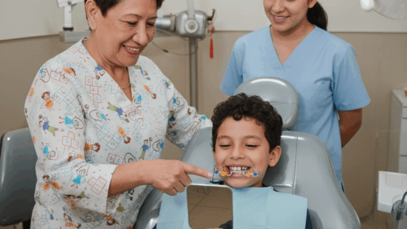 Descubre los principales mitos y verdades sobre la ortopedia maxilar en adolescentes. Aprende cómo guía el crecimiento facial y previene problemas funcionales y estéticos.