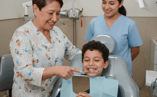 Descubre los principales mitos y verdades sobre la ortopedia maxilar en adolescentes. Aprende cómo guía el crecimiento facial y previene problemas funcionales y estéticos.