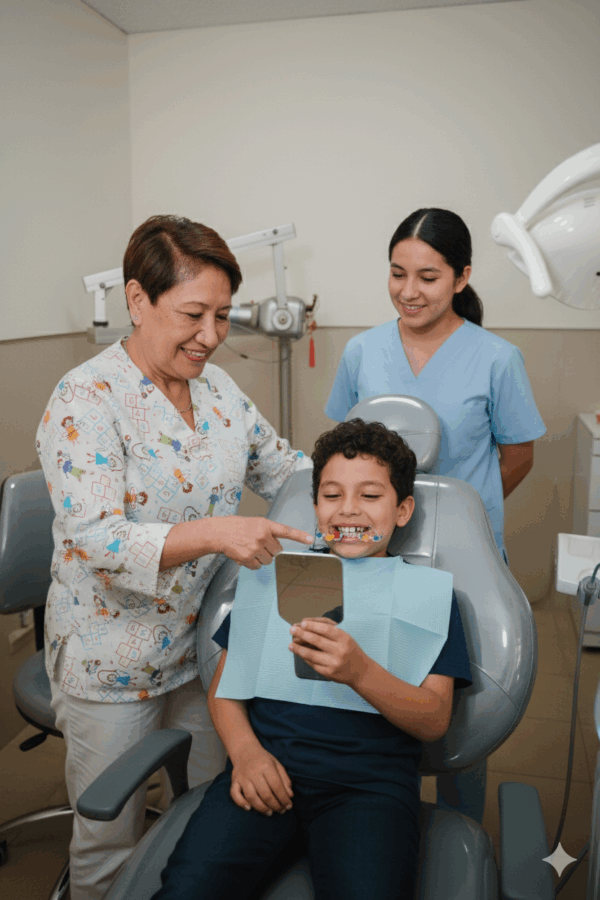 Descubre los principales mitos y verdades sobre la ortopedia maxilar en adolescentes. Aprende cómo guía el crecimiento facial y previene problemas funcionales y estéticos.