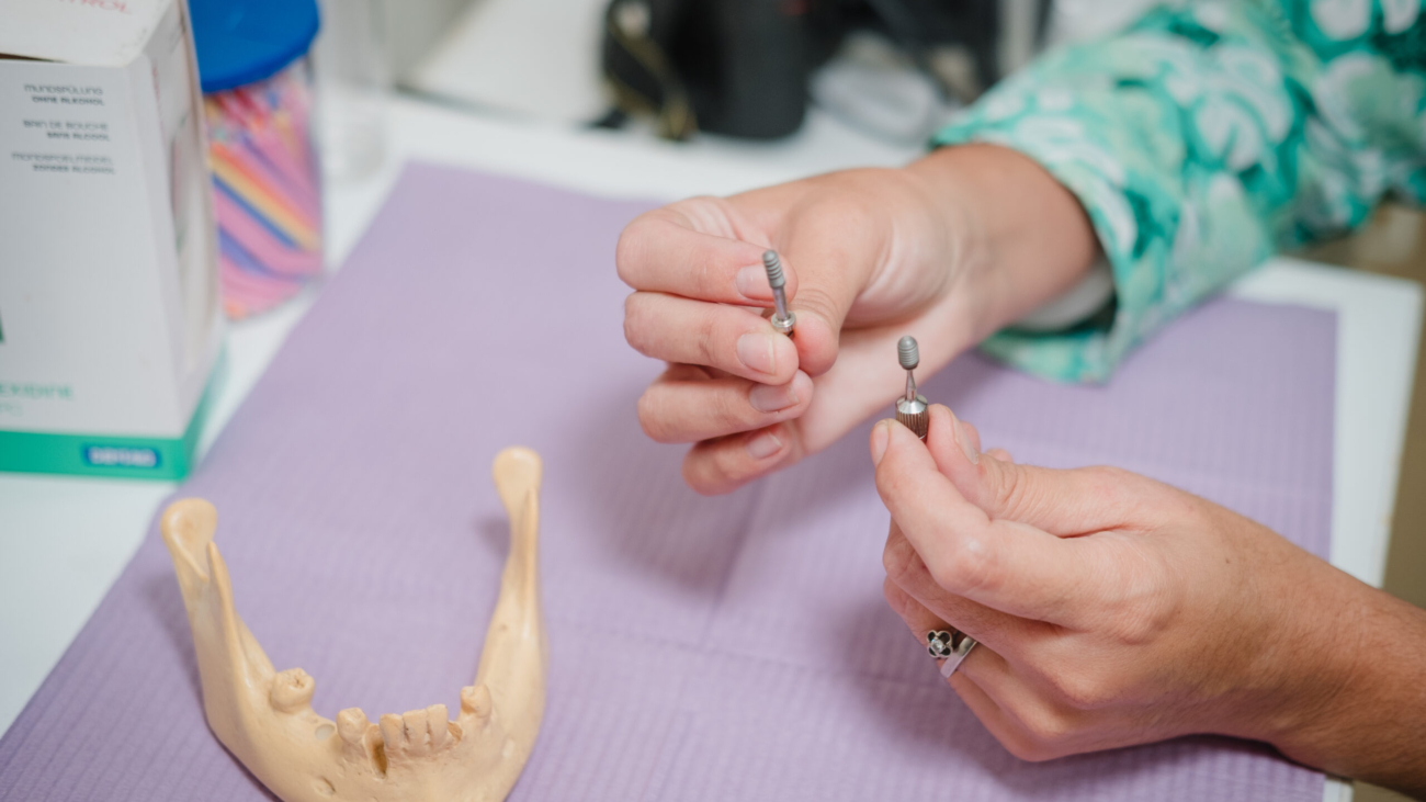 injerto óseo dental cirugía de regeneración zirconio monolítico planificación digital de implantes estética en rehabilitación oral